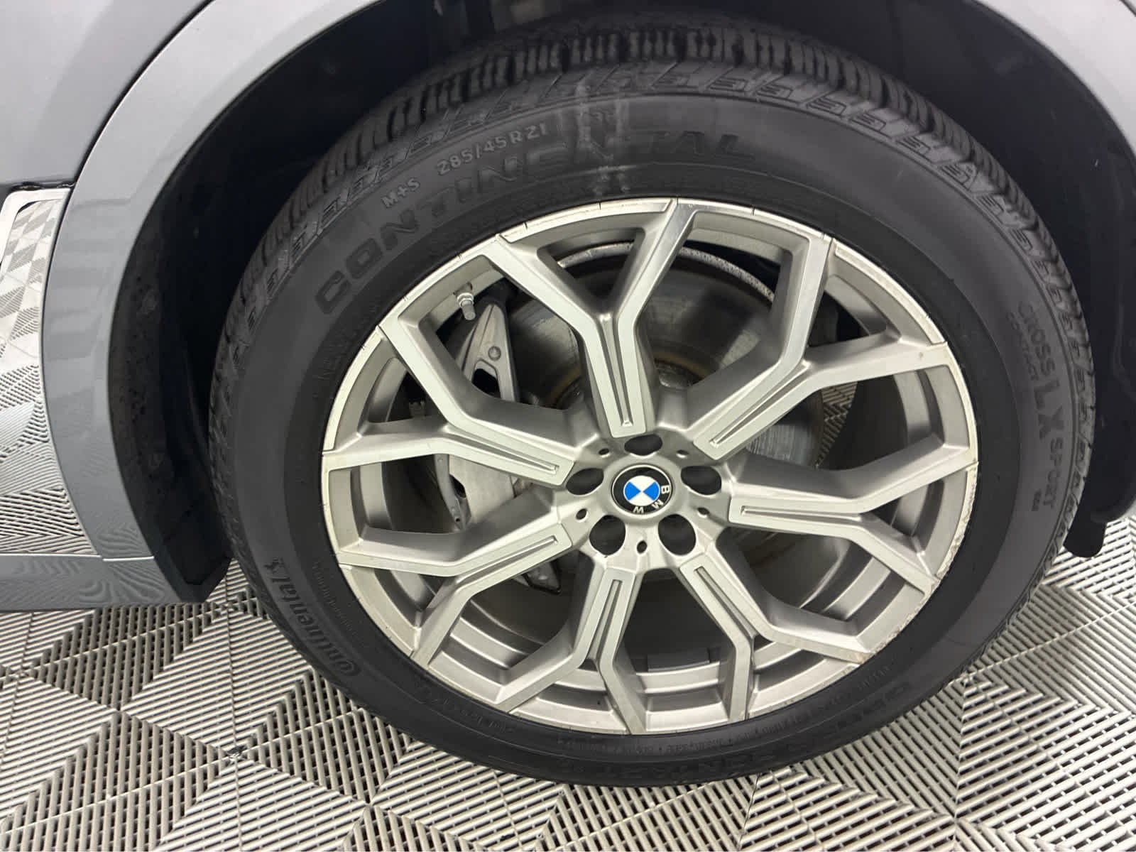 Used 2024 Skyscraper Grey Metallic BMW xDrive40i image 11