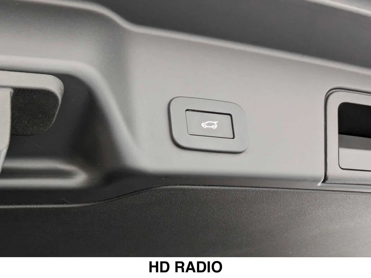 Used 2023 ELGER GRAY Land Rover R-Dynamic SE image 26