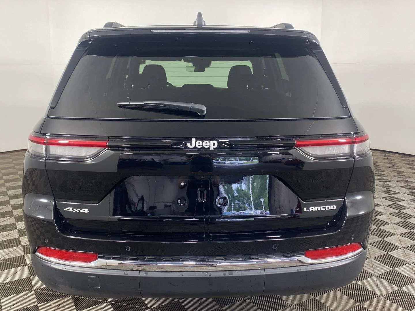 Used 2026 Diamond Black Crystal Pearlcoat Jeep Laredo X image 8