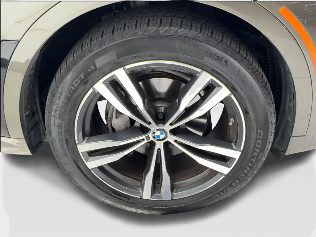 Used 2022 Green BMW xDrive40i image 13