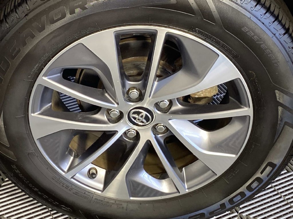 Used 2016 White Toyota XLE image 28
