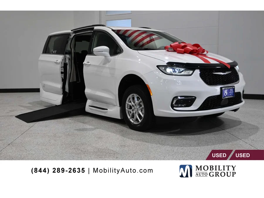 2022 Chrysler Pacifica Touring L's photo