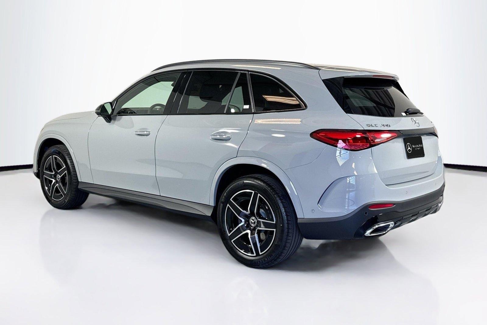 New 2026 Manufaktur Alpine Grey Mercedes-Benz GLC 300 image 7