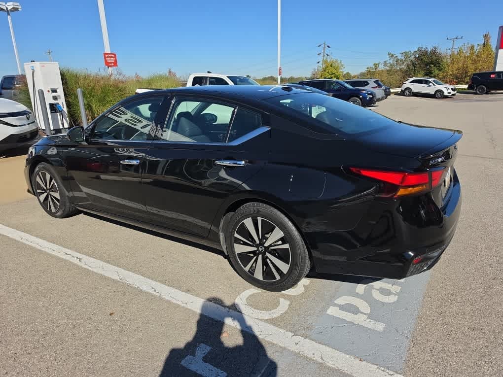 Used 2019 Super Black Nissan 2.5 SL image 4