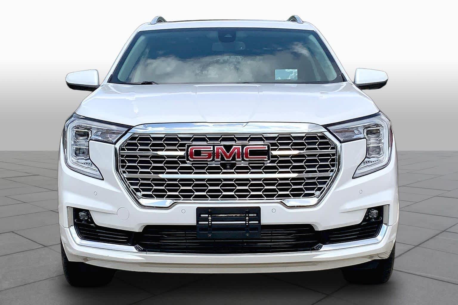 Used 2023 White Frost Tricoat GMC Denali image 4