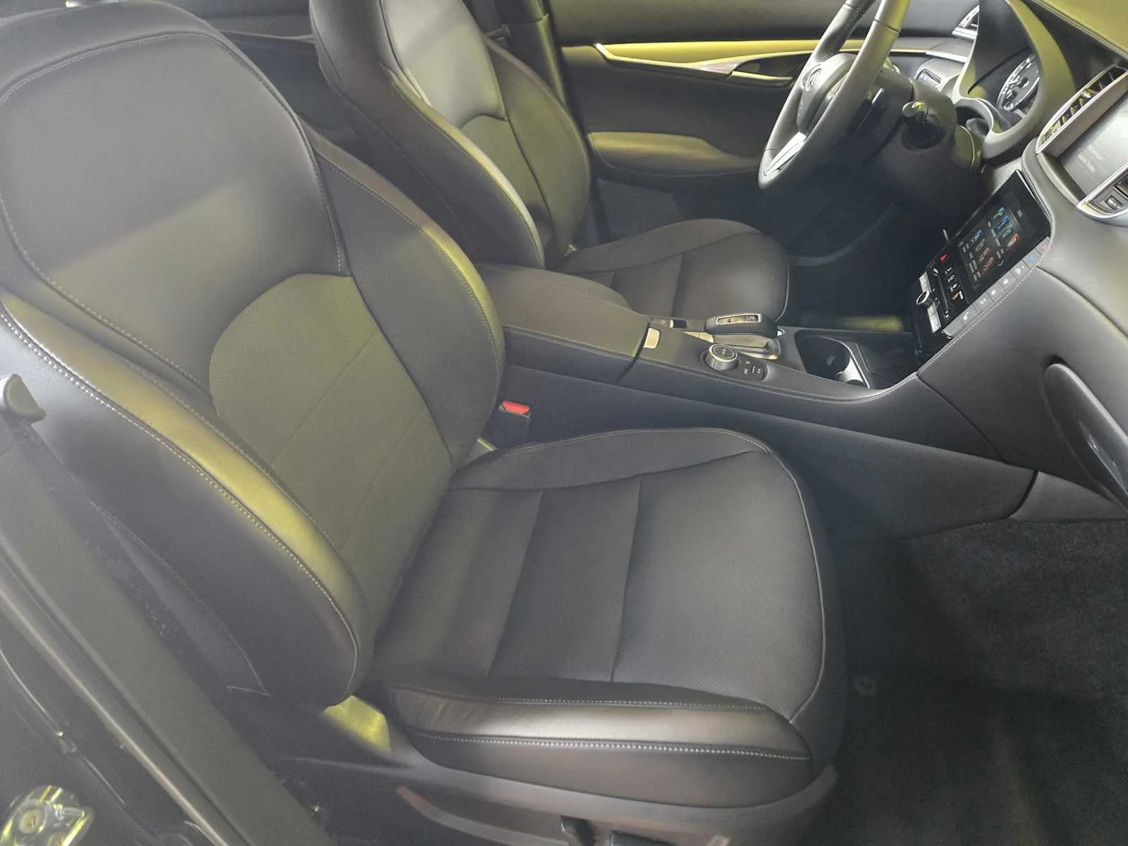 Certified Used 2025 Black Obsidian INFINITI LUXE image 15