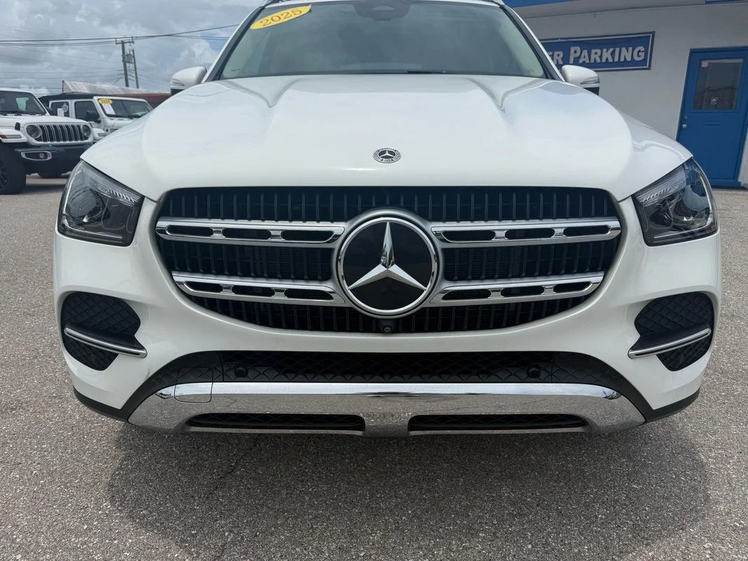 Used 2025  Mercedes-Benz 4MATIC® image 3