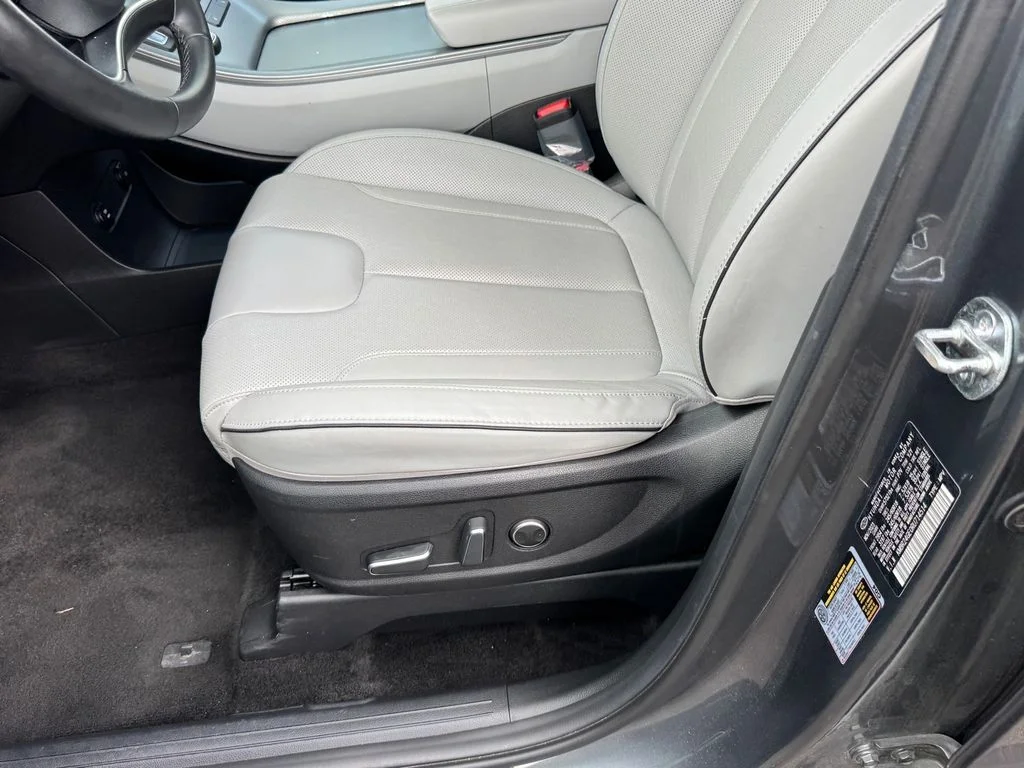 Used 2024 Gray Hyundai SEL image 8