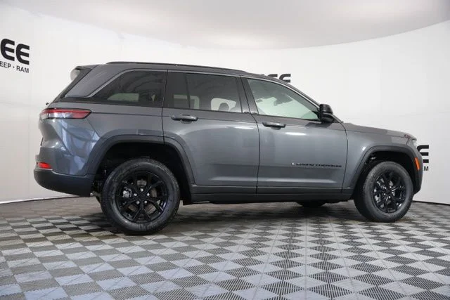 New 2026 Baltic Gray Metallic Clear-Coat Exterior Paint Jeep Altitude image 38
