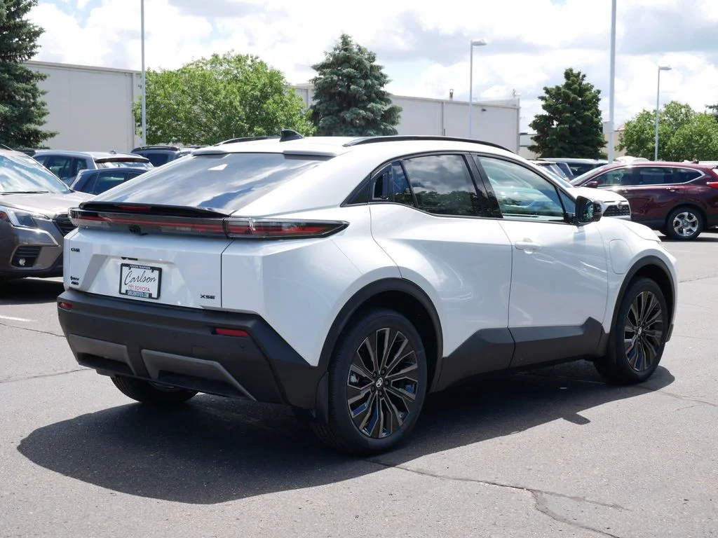 New 2026 Wind Chill Pearl <sup>1</sup> Toyota  XSE image 2