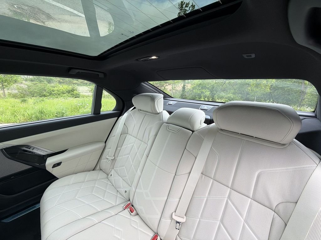 Used 2026 Gray BMW 760i xDrive image 26