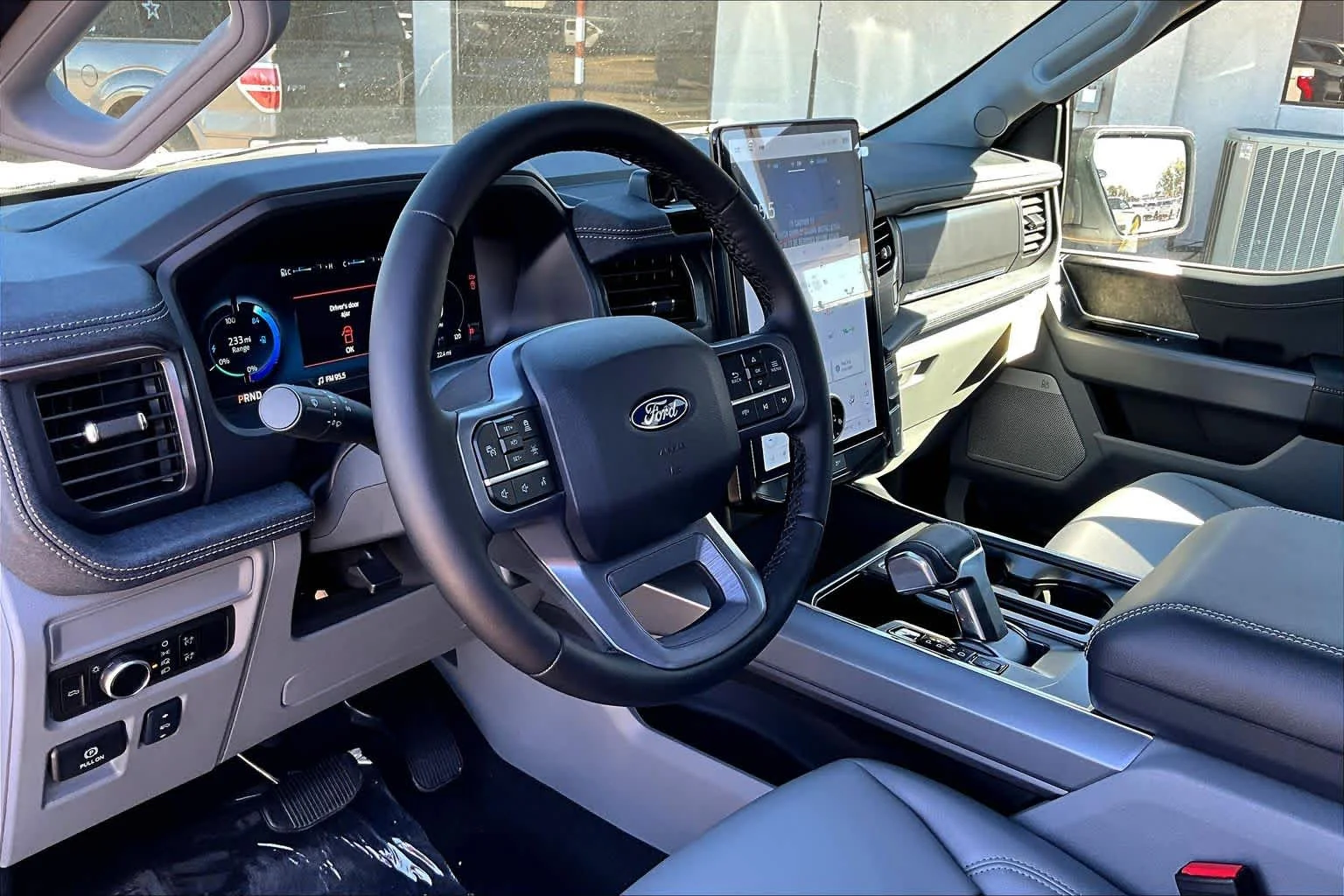 2025 Ford F-150 Lightning Flash - Photo 8