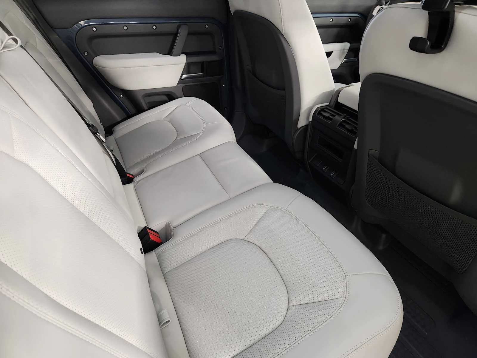 2026 Land Rover Defender X-Dynamic SE - Photo 50