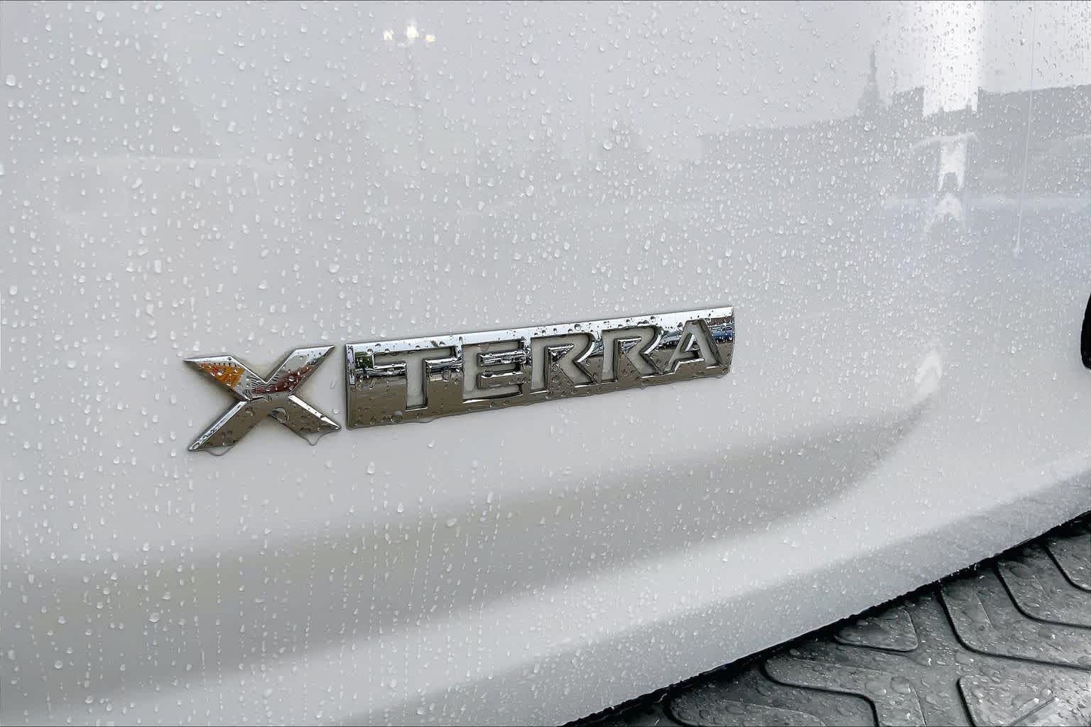 Used 2012 Avalanche Nissan S image 9
