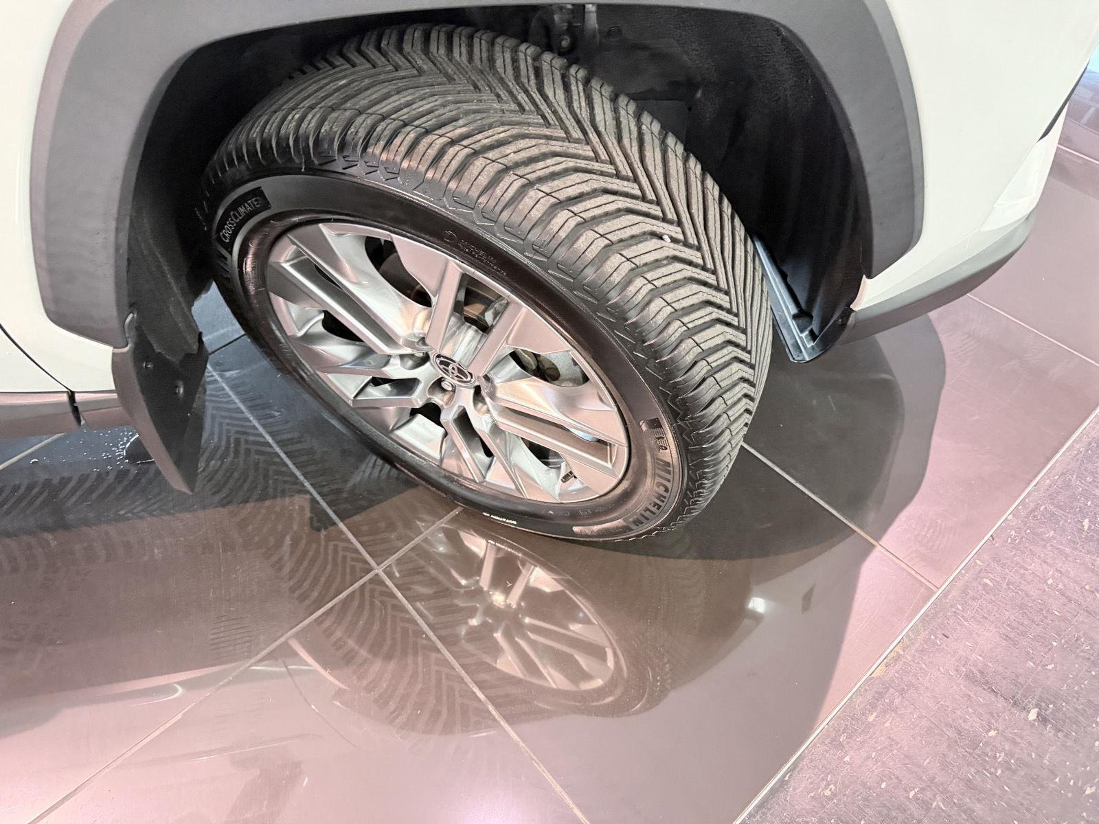 Used 2024 Wind Chill Pearl Toyota XLE Premium image 46