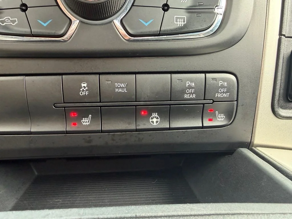 Used 2018 Silver Ram Big Horn image 42
