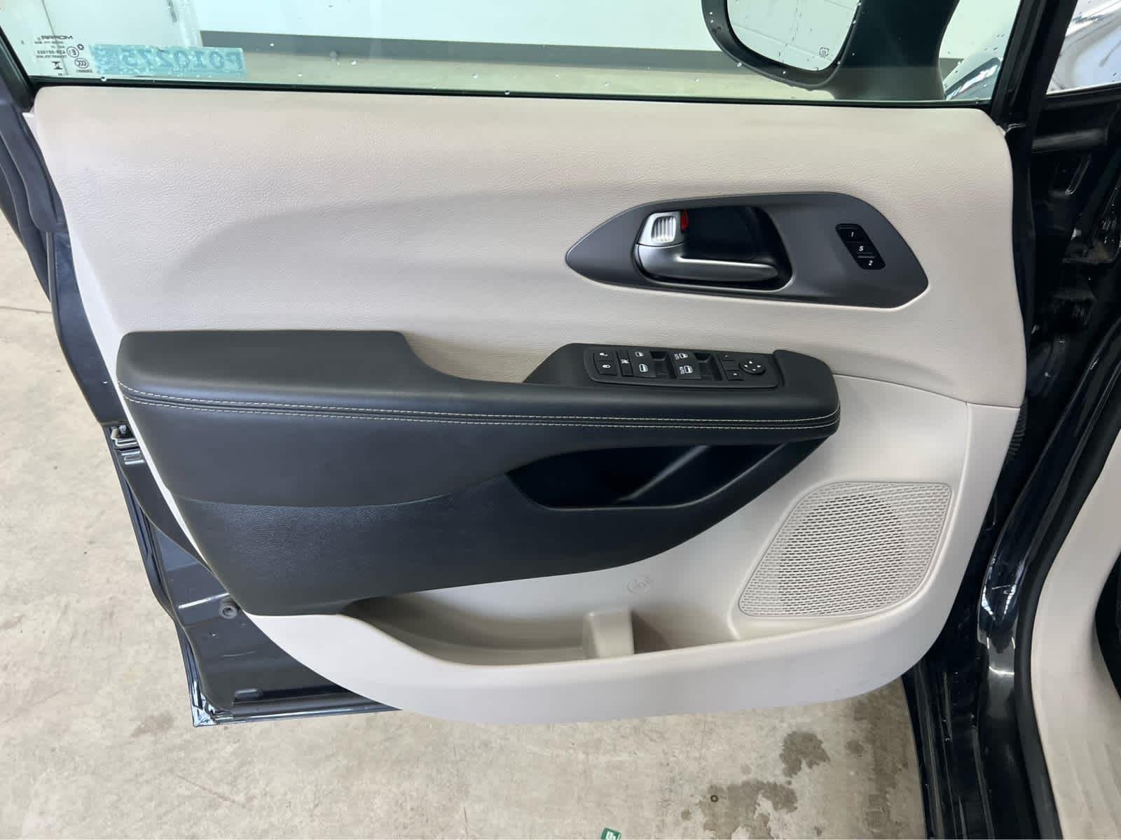 2023 Chrysler Pacifica Touring L - Photo 11