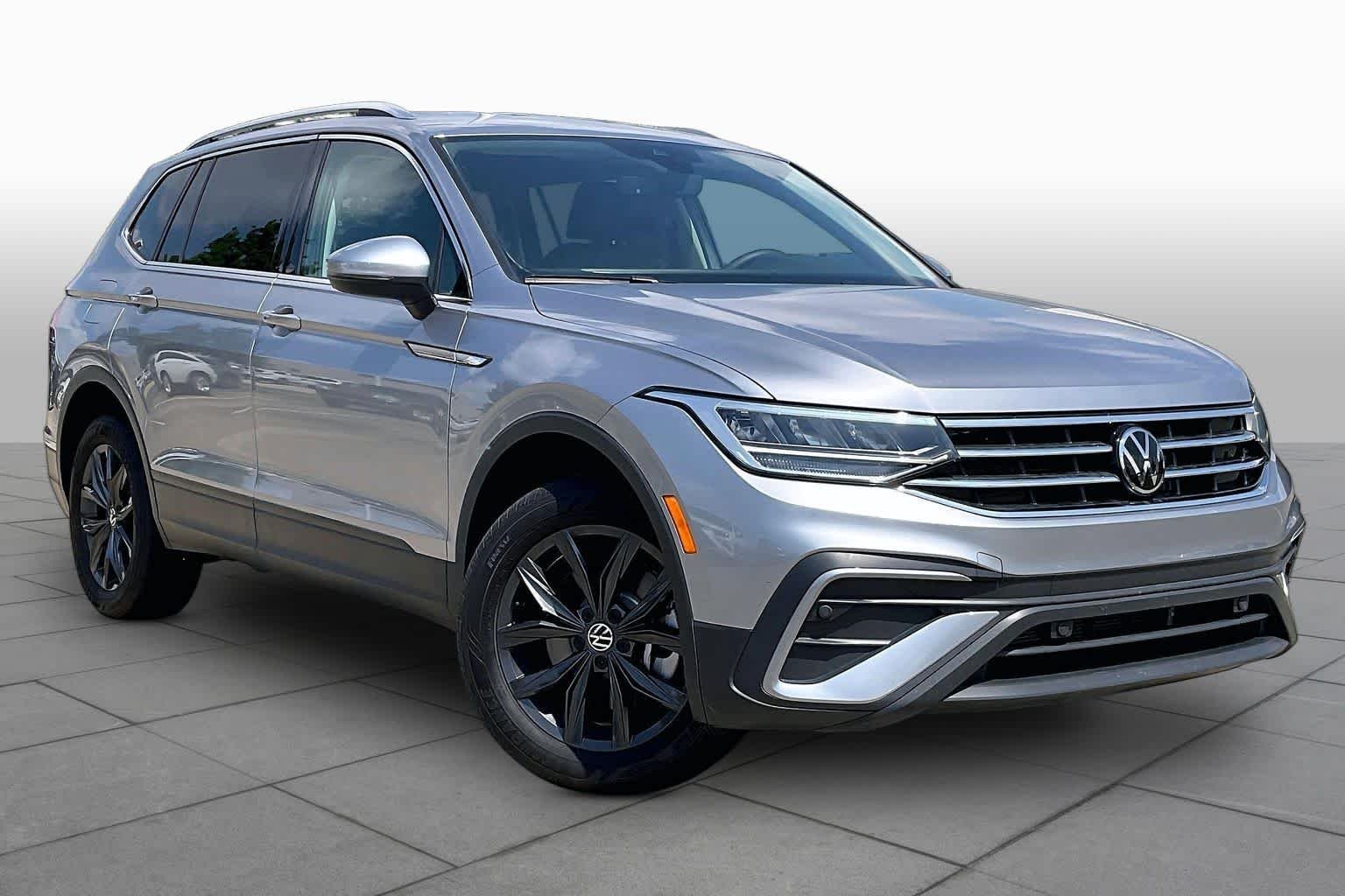 Used 2024 Pyrite Silver Metallic Volkswagen SE image 3