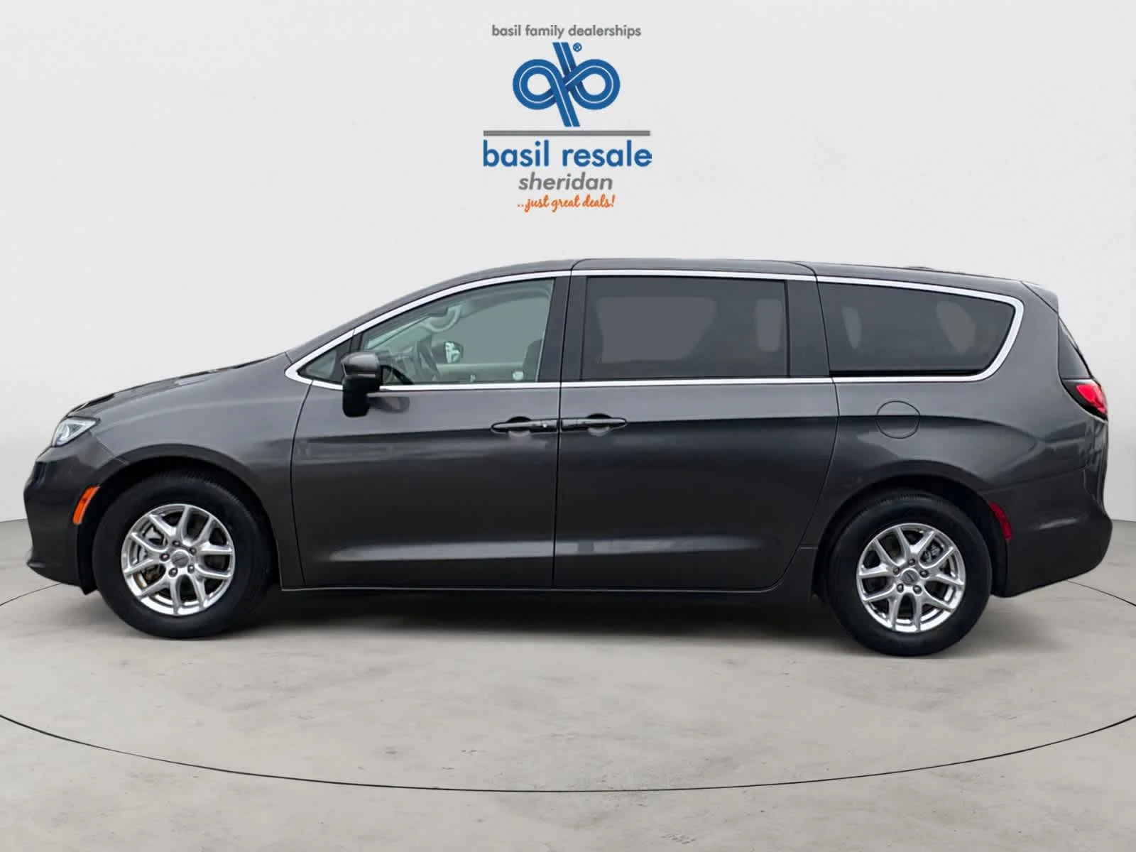 Used 2023 Granite Crystal Metallic Clearcoat Chrysler Touring L image 3