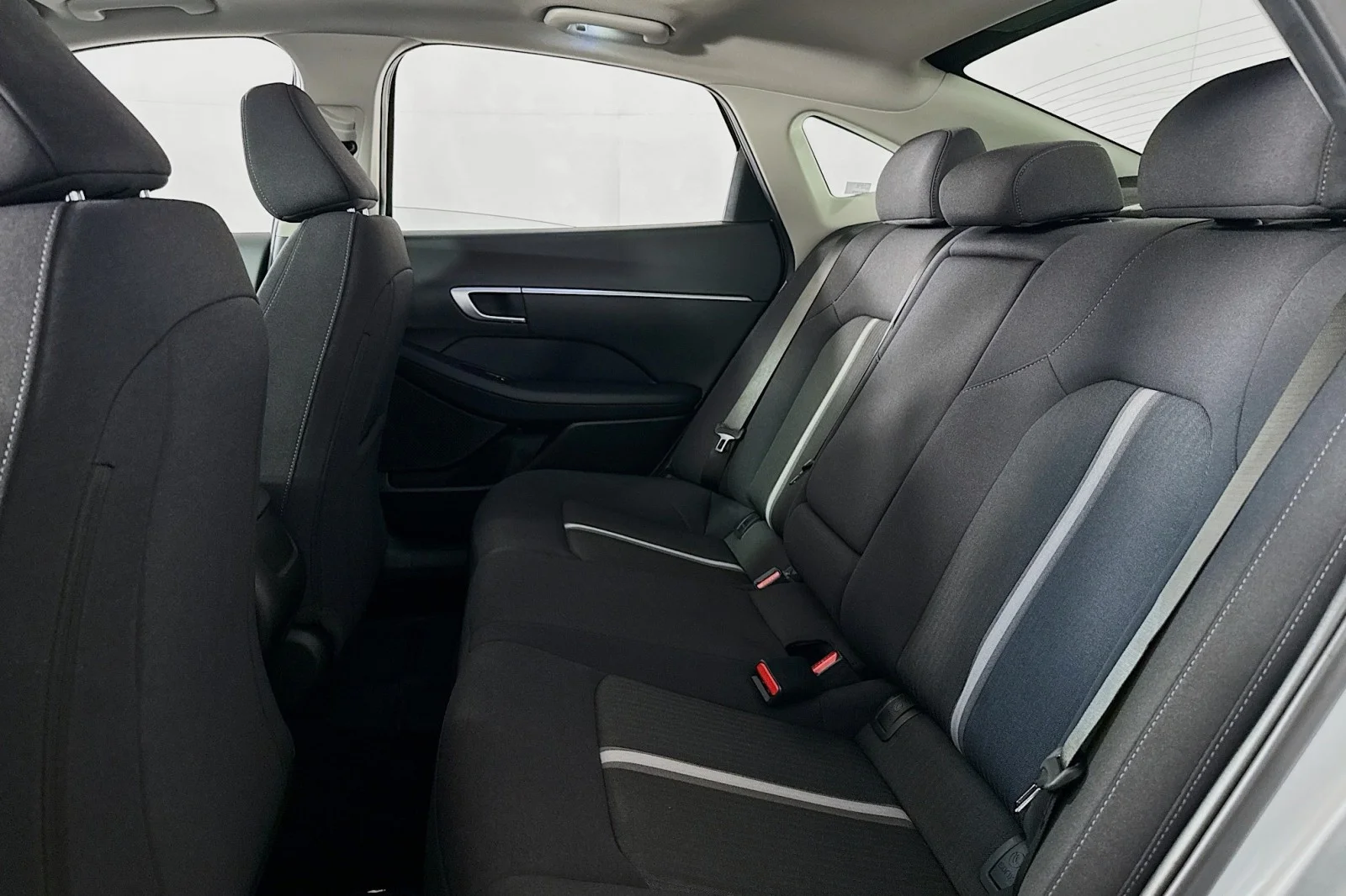 Used 2024 Aero Silver Hyundai SEL FWD image 8