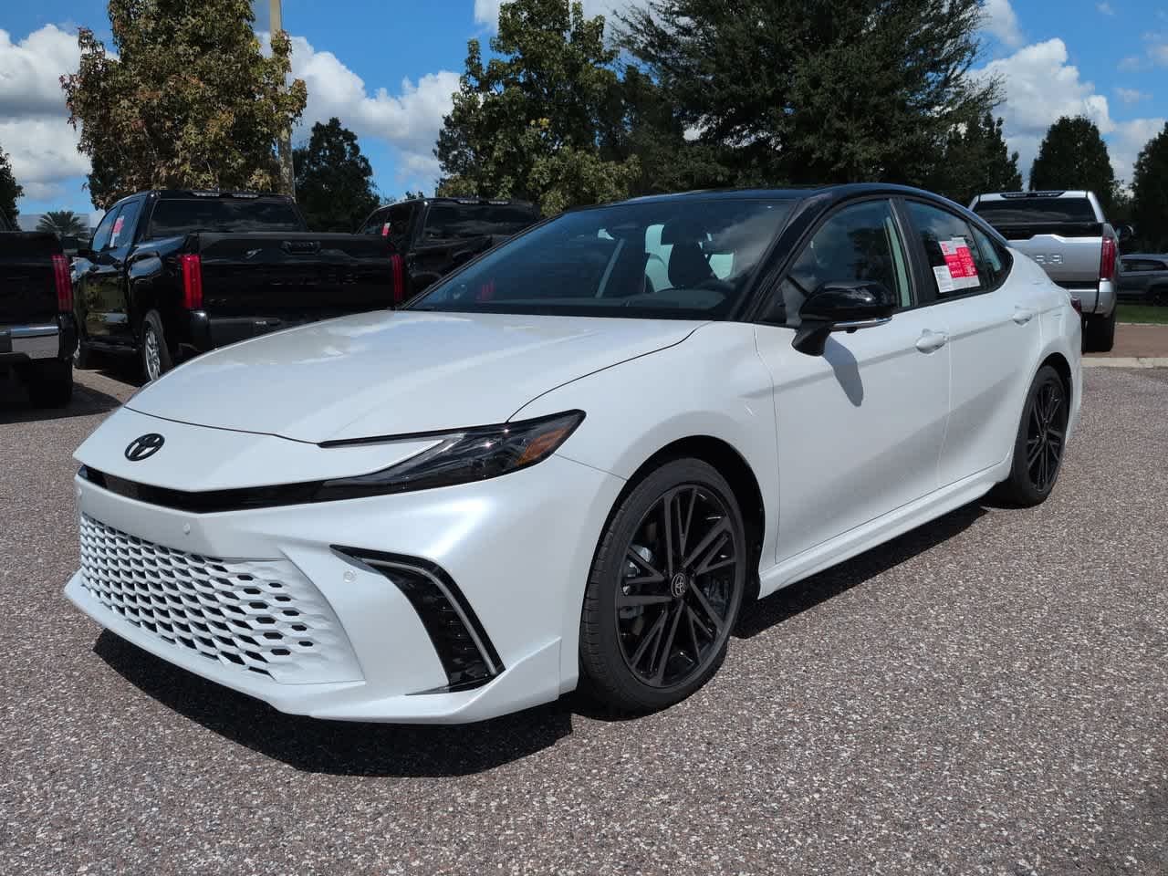 New 2026 Wind Chill Pearl with Midnight Black Metallic roof <sup>1</sup> Toyota  XSE image 2