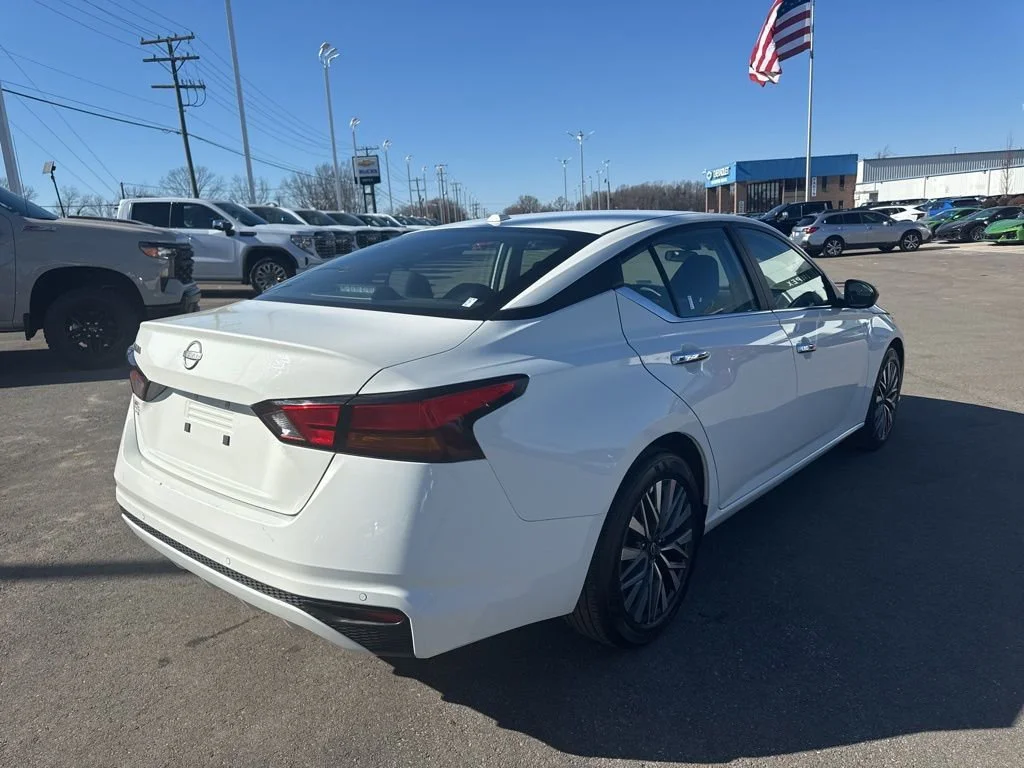 Used 2025 White Nissan SV image 5