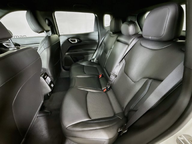 New 2026 Bright White Clear-Coat Exterior Paint Jeep Latitude image 22