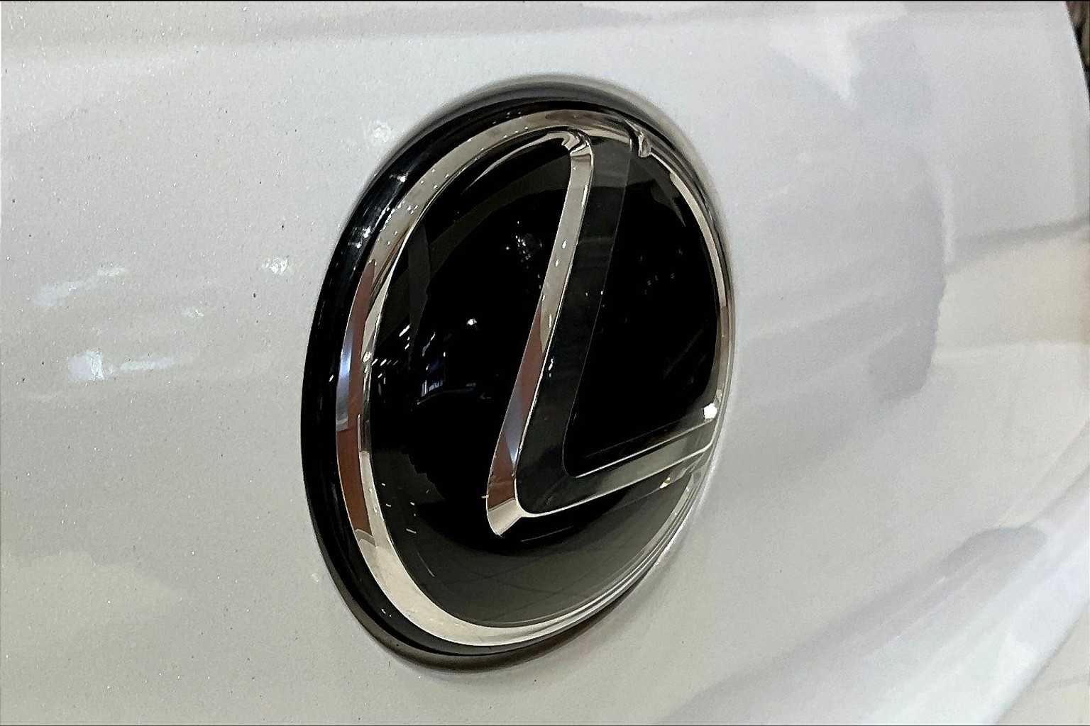 Certified Used 2022 Eminent White Pearl Lexus  image 29
