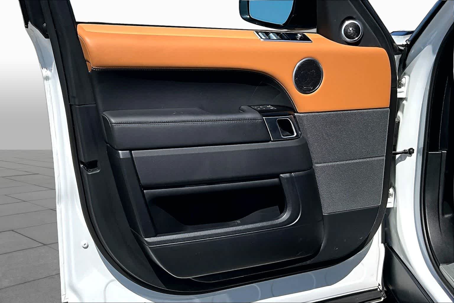 Used 2022 Fuji White Land Rover HSE Dynamic image 22