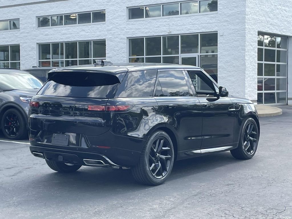 New 2026 Santorini Black Land Rover Dynamic SE image 7