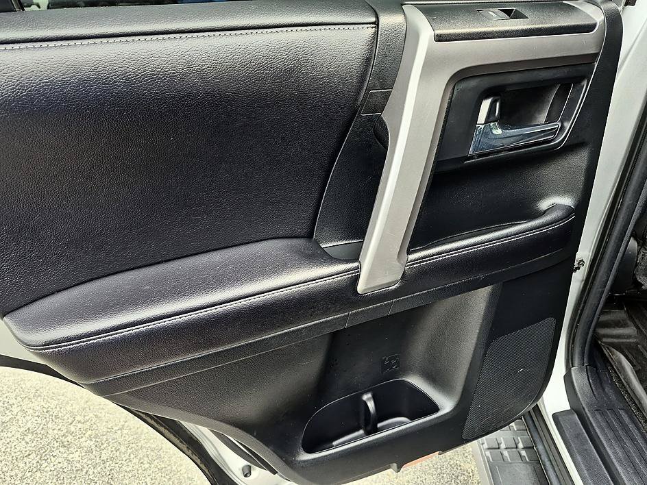 Used 2016 CLASSIC SILVER METALLIC Toyota Limited image 27
