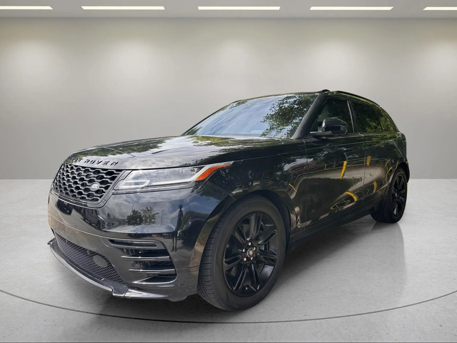 Used 2020  Land Rover R-Dynamic S image 1