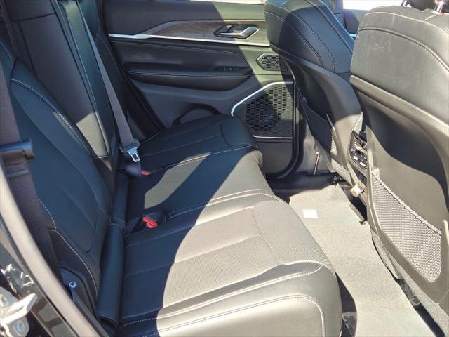 New 2026 Diamond Black Crystal Pearlcoat Jeep Limited image 38