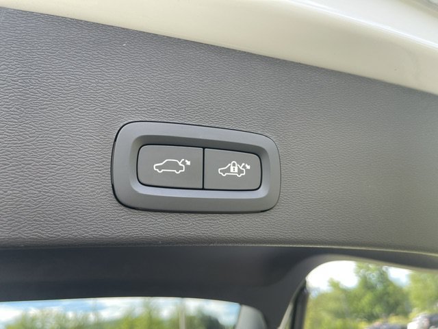Used 2025 White Volvo Plus Dark Theme image 13