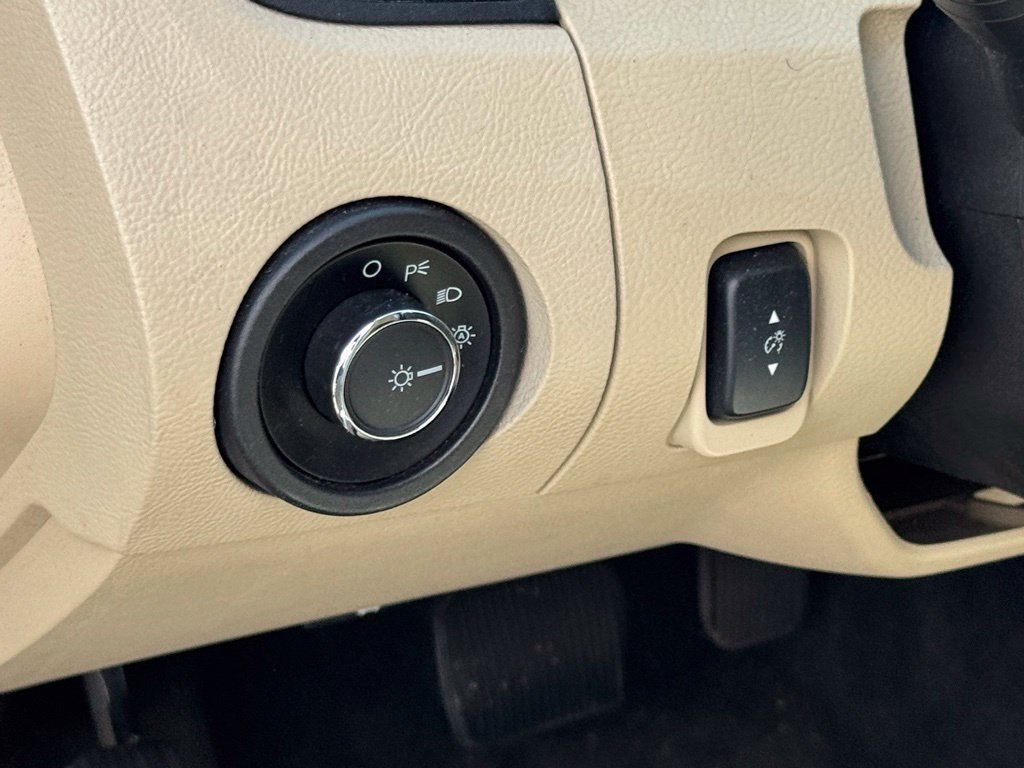 Used 2013 White Platinum Clearcoat Metallic Ford SEL image 8
