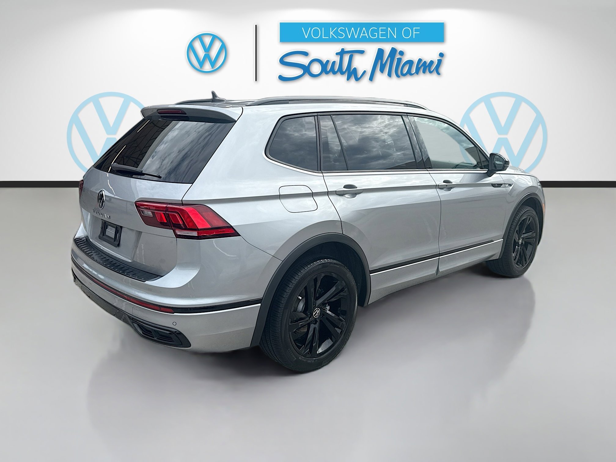 Certified Used 2023 Silver Metallic Volkswagen SE R-Line Black image 7