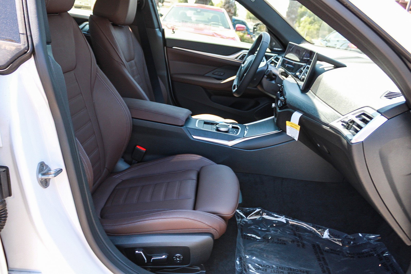 New 2026 Mineral White Metallic BMW xDrive40 image 16