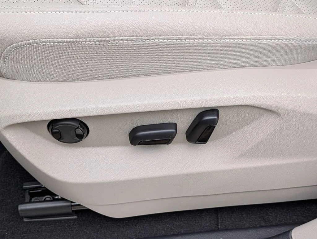 New 2026 Silver Volkswagen 2.0T SE w/Technology image 11