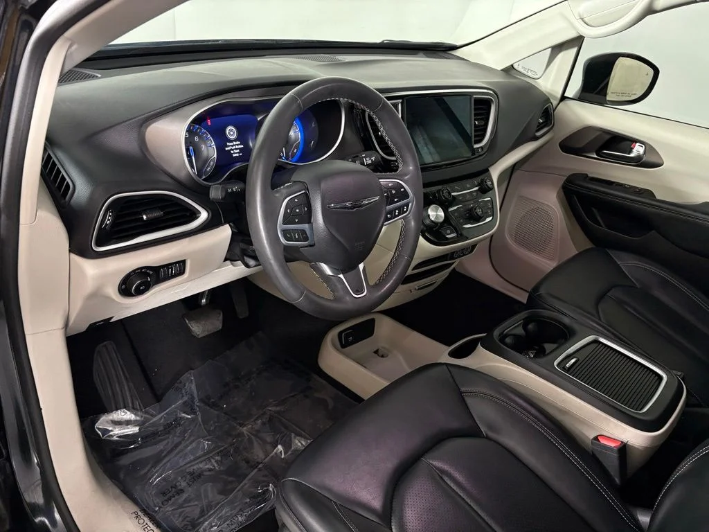 Used 2023 Black Chrysler Touring L image 16