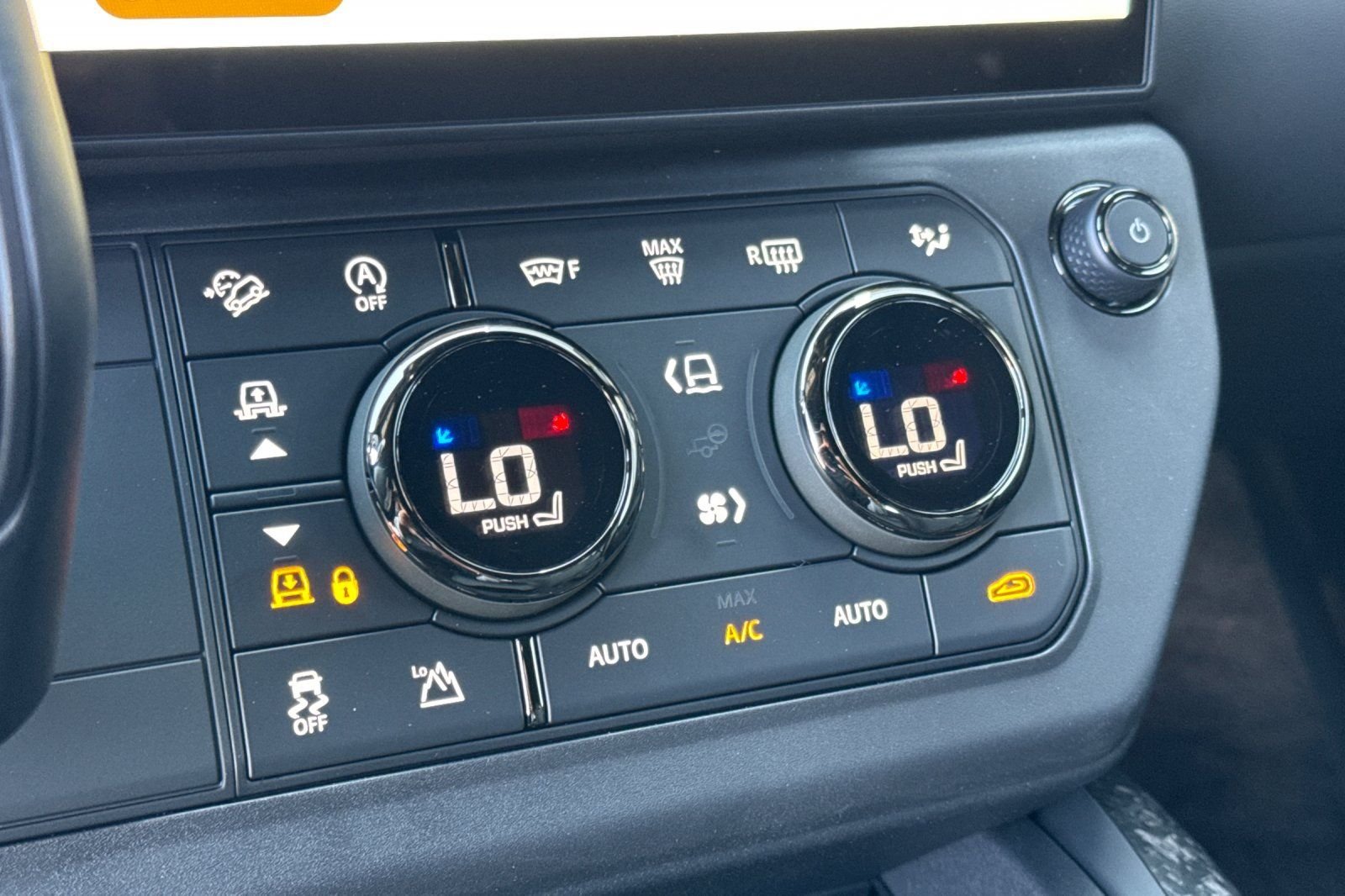 2026 Land Rover Defender OCTA Black - Photo 24