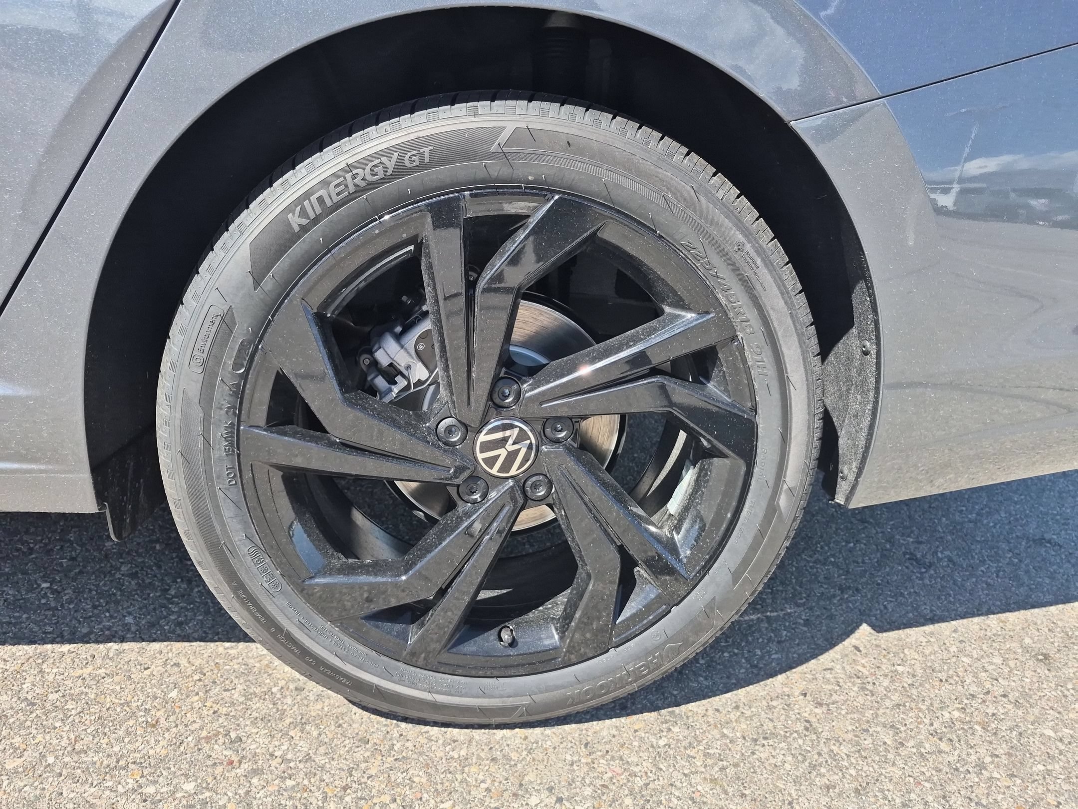 New 2027 Platinum Gray Metallic Volkswagen SE image 16