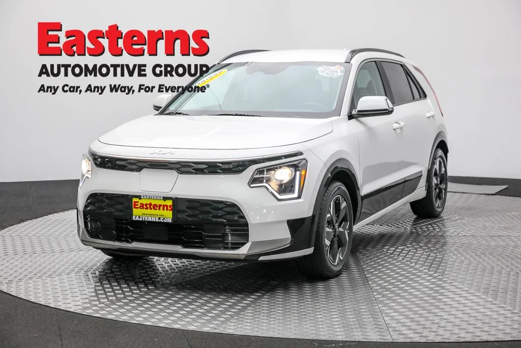 Used 2024 White Kia Wind image 1