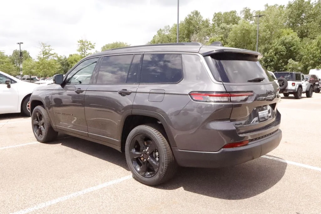 New 2026 Baltic Gray Metallic Clear-Coat Exterior Paint Jeep Limited image 7