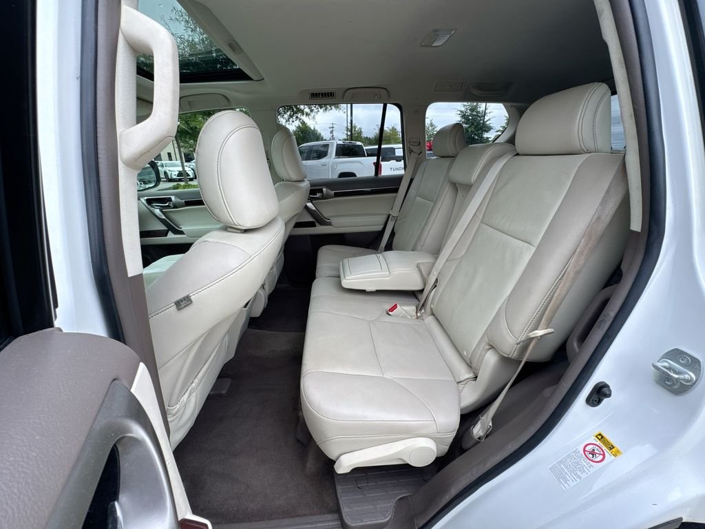 Used 2018  Lexus 460 image 30