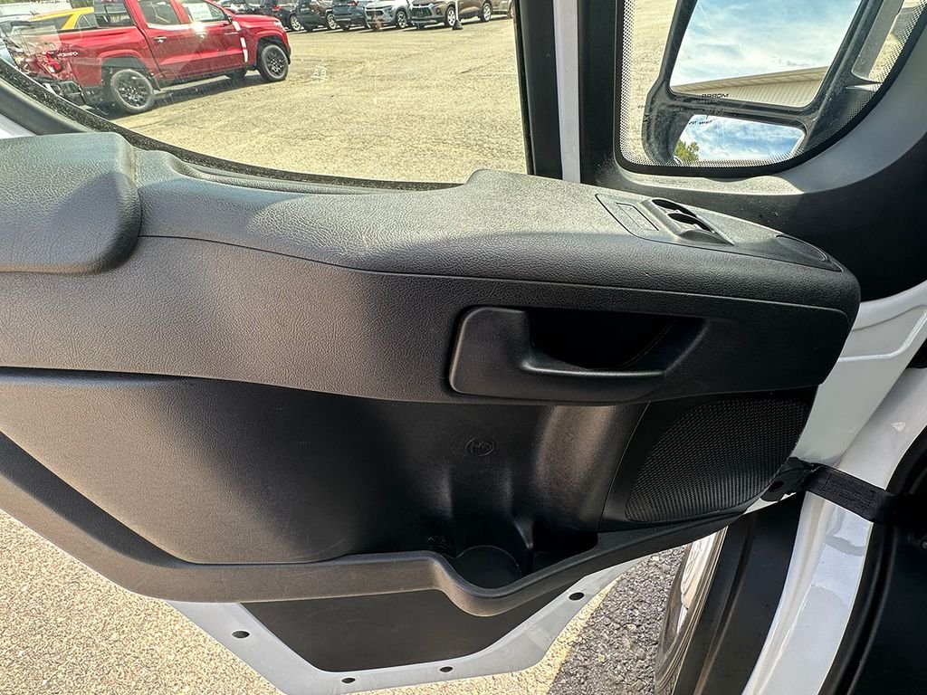 Used 2025 White Ram Base image 28