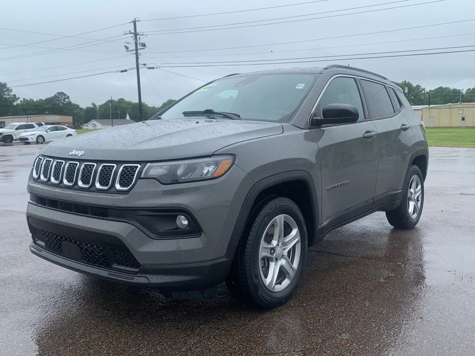 Used 2023 Gray Jeep Latitude image 3
