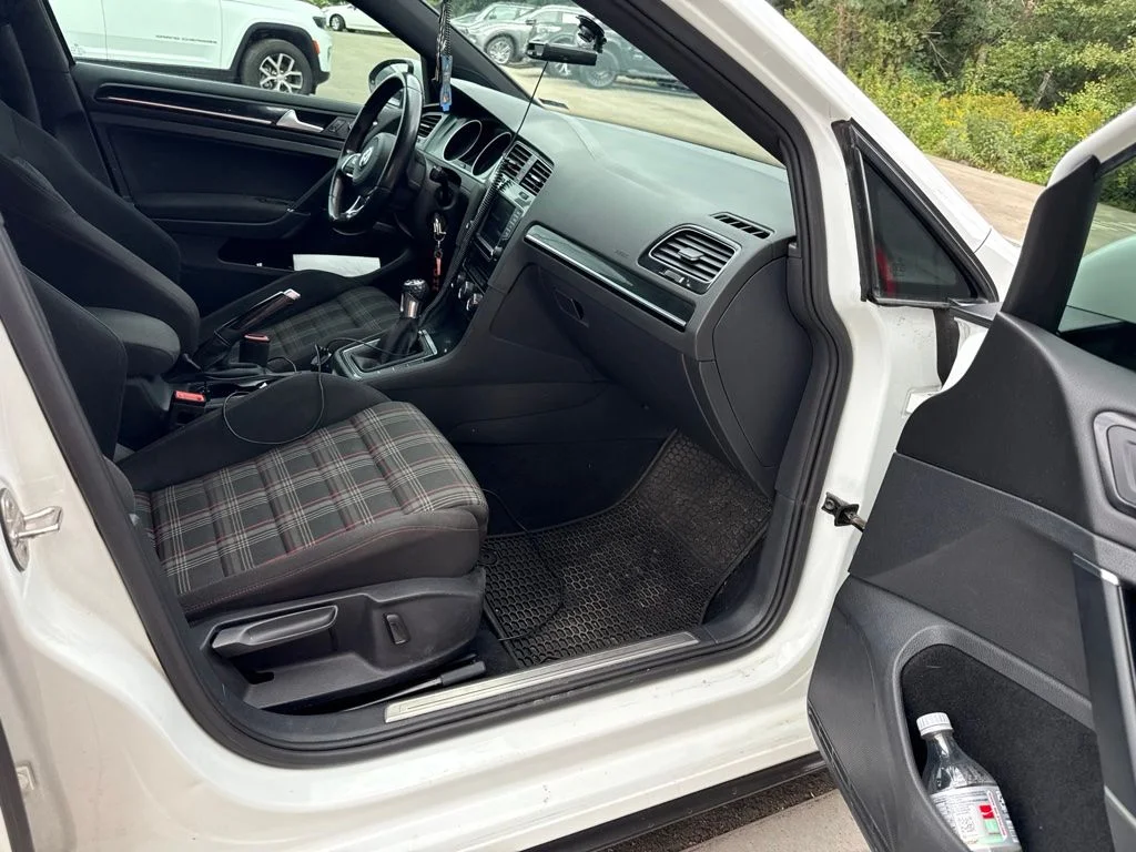 Used 2017  Volkswagen S image 10
