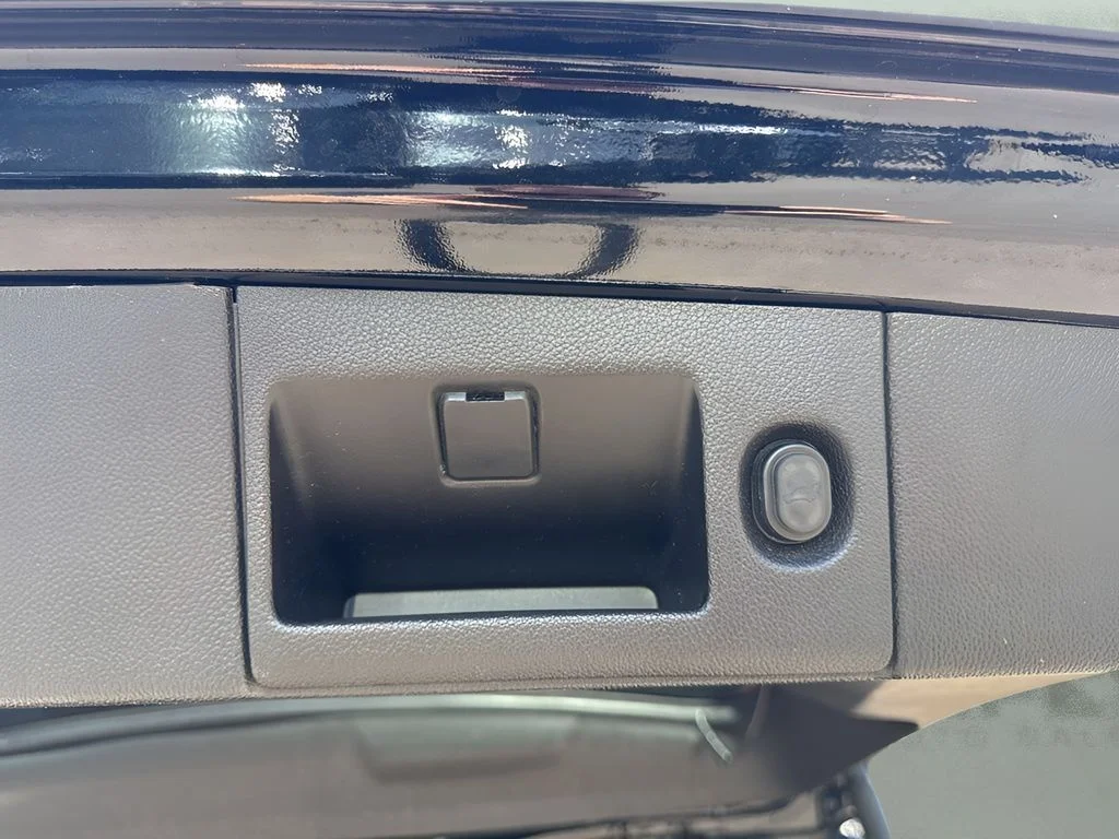Used 2018  Cadillac Premium Luxury image 36