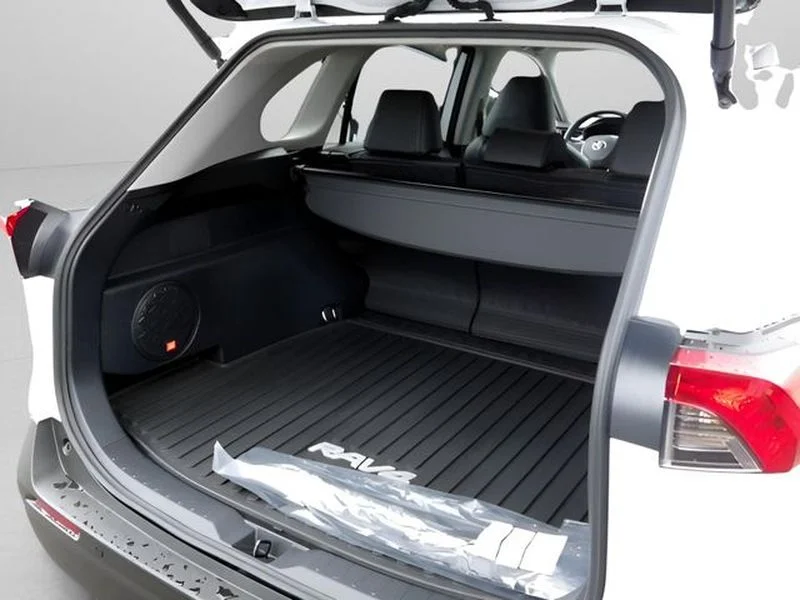 Used 2025 Wind Chill Pearl Toyota XLE Premium image 7