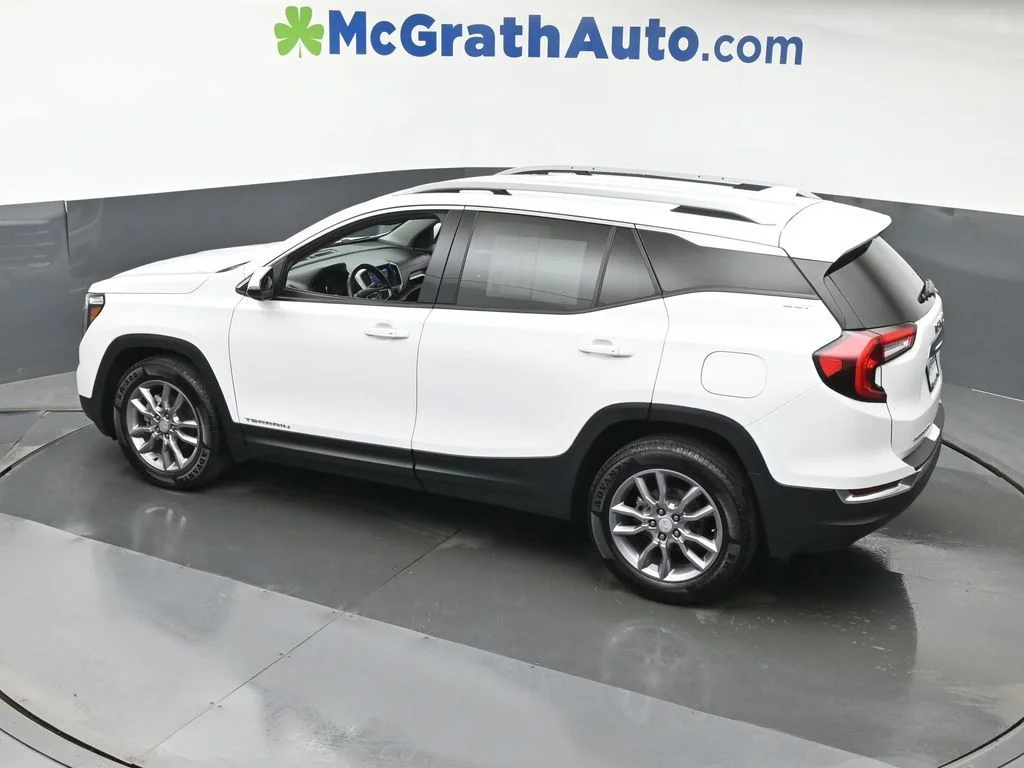 Used 2023 White GMC SLT image 25